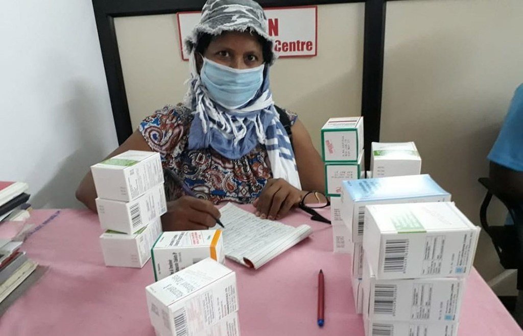 塞琳娜·德科斯塔在果阿医学院抗逆转录病毒治疗中心整理抗逆转录病毒药物。